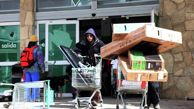 Люди в преддверии конца света грабят магазины в Аргентине