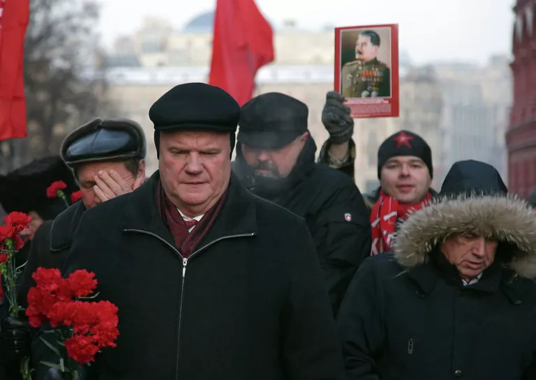 Лидер КПРФ Геннадий Зюганов во время церемонии возложения цветов к могиле Иосифа Сталина у Кремлевской стены в день 133–ей годовщины со дня его рождения Лидер КПРФ Геннадий Зюганов во время церемонии возложения цветов к могиле Иосифа Сталина у Кремлевской стены в день 133–ей годовщины со дня его рождения