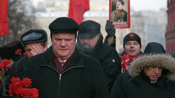 Лидер КПРФ Геннадий Зюганов во время церемонии возложения цветов к могиле Иосифа Сталина у Кремлевской стены