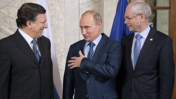 Президент РФ Владимир Путин (в центре), председатель Еврокомиссии Жозе Мануэл Баррозу (слева) и председатель Европейского совета Херман Ван Ромпей