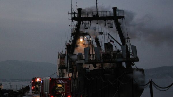 Пожар на траулере Охотник во Владивостоке