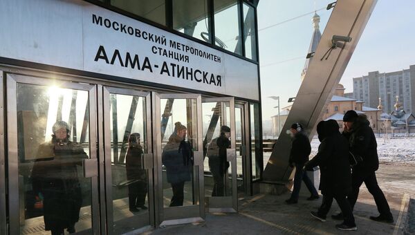 Пассажиры у входа на станцию Алма-Атинская московского метрополитена
