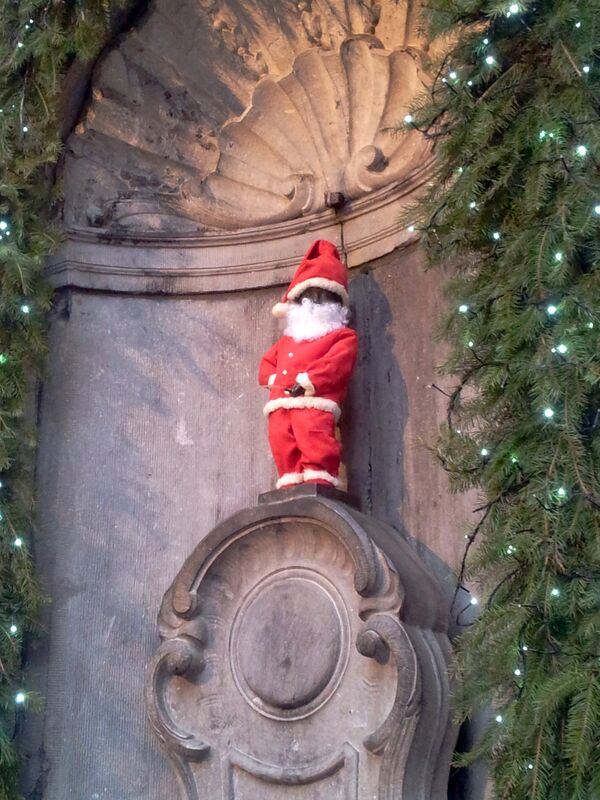 Символ Брюсселя Маннекен Пис (Писающий мальчик) в костюме Санта-Клауса