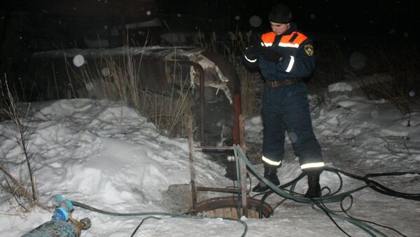 Сотрудник ремонтной бригады устраняет прорыв на теплотрассе в городе Кыштыме Челябинской области  