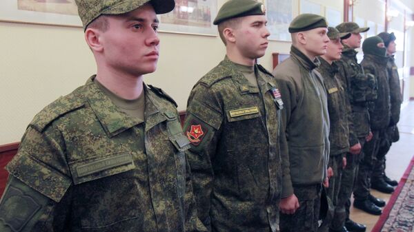 Военнослужащие демонстрируют новую форму российской армии. Архивное фото