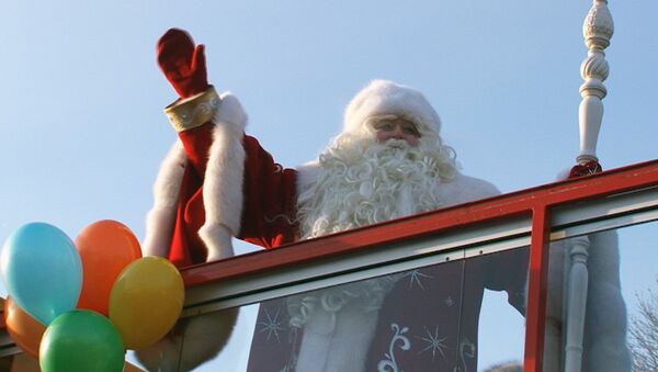 Дед Мороз приехал в Москву на даблдеккере и раздал детям подарки 