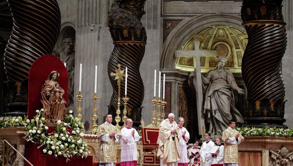 Папа Римский Бенедикт XVI проводит рождественскую мессу в Ватикане