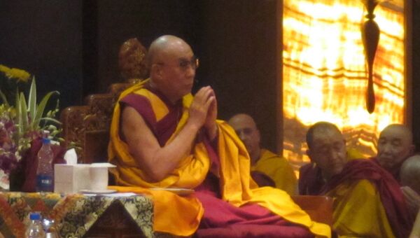 Далай-лама во время чтения «Сутры сердца» вместе с паломниками из России