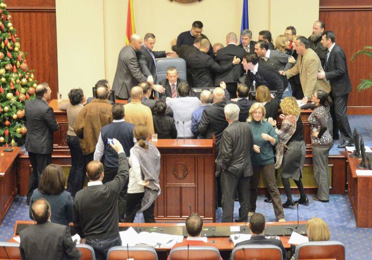 Потасовка депутатов в парламенте в Скопье, Македония