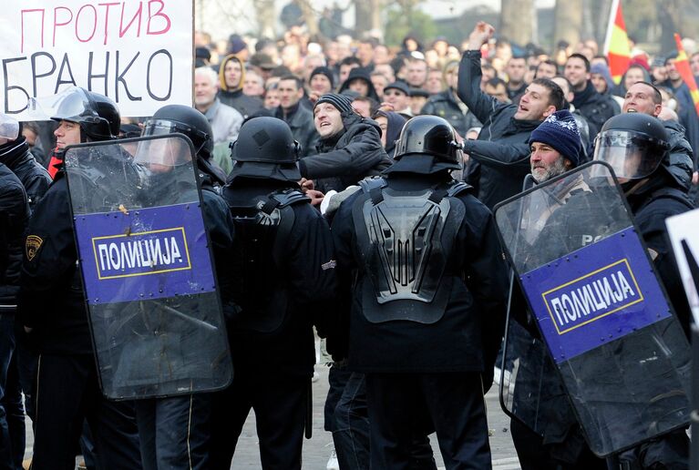 Cтолкновения в Скопье у здания парламента Македонии