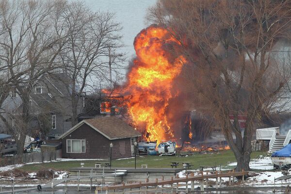Жилой дом горит в городе Уэбстер в округе Монро