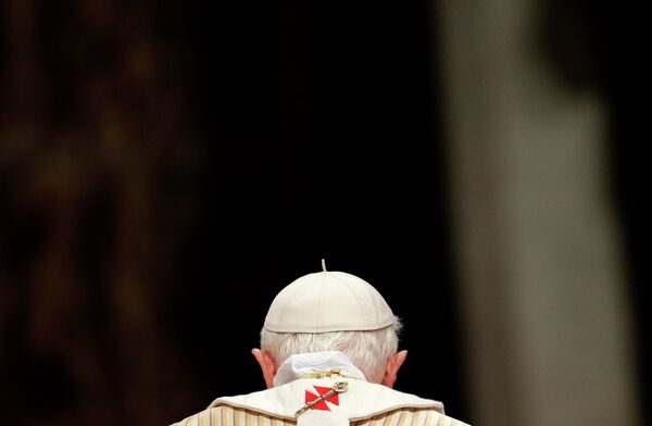 Папа Бенедикт XVI во время рождественской мессы в базилике Святого Петра в Ватикане