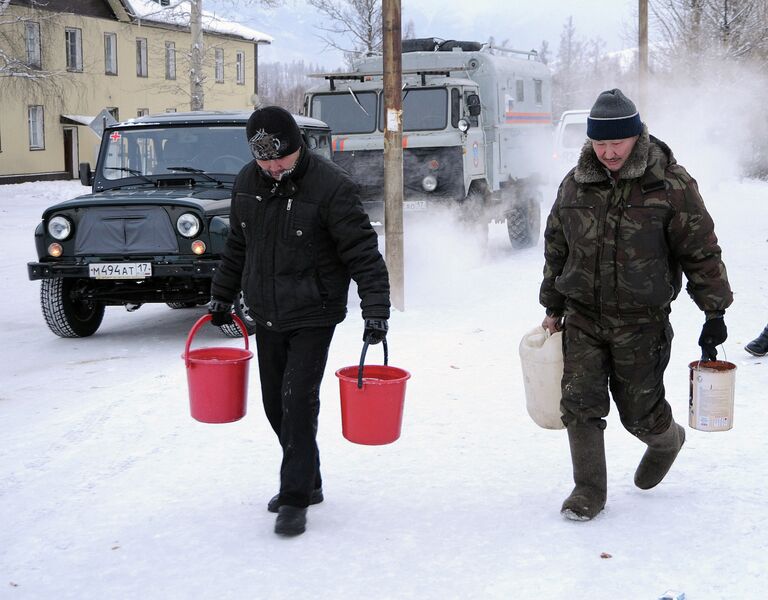 Жители поселка Хову-Аксы несут воду к себе домой