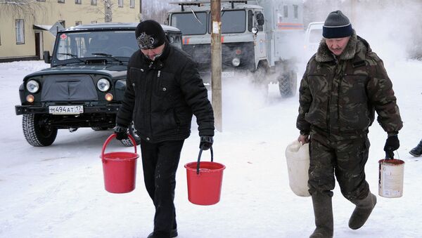 Жители поселка Хову-Аксы несут воду к себе домой, январь 2013