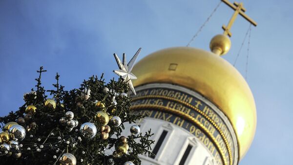 Украшение новогодней елки на Соборной площади Кремля. Архив