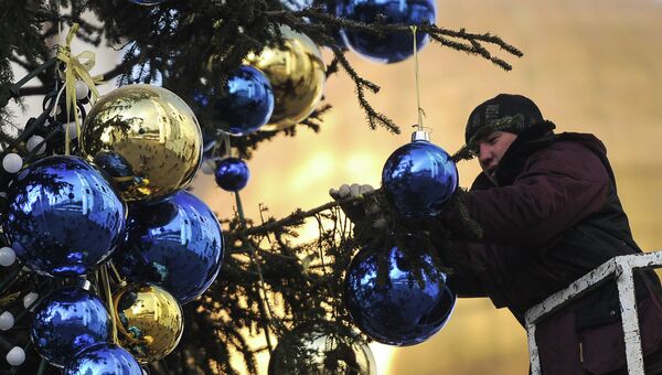 Украшение новогодней елки на Соборной площади Кремля. Архивное фото