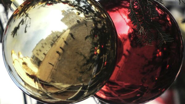Украшение новогодней елки. Архивное фото