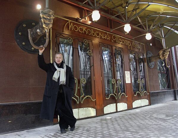 Сергей Проханов около своего Театра Луны