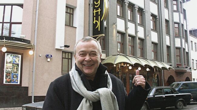 Сергей Проханов около своего Театра Луны Сергей Проханов около своего Театра Луны