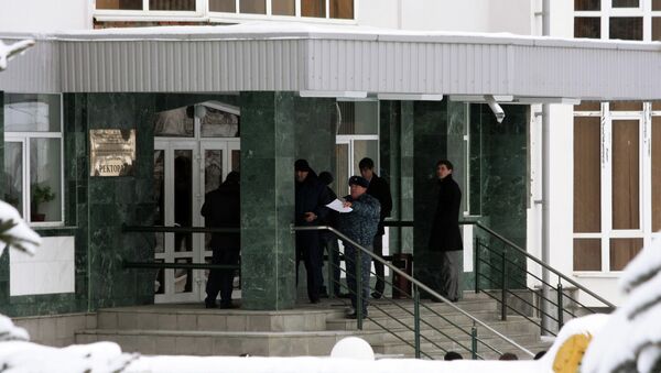 Сотрудники правоохранительных органов работают на месте убийства Бориса Жерукова