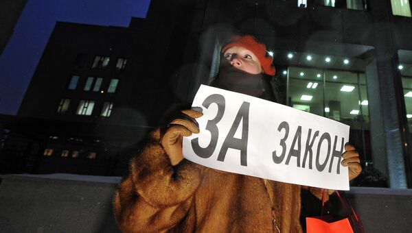 Участница одиночных пикетов в поддержку закона Димы Яковлева у здания Совета Федерации в Москве