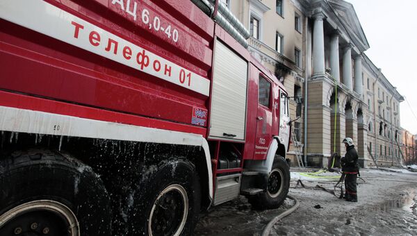 Сотрудники пожарной охраны МЧС тушат пожар в здании бывшего общежития в Санкт-Петербурге