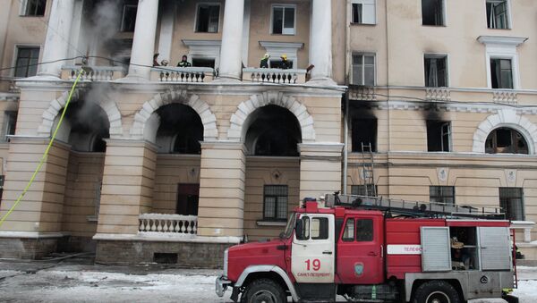 Сотрудники пожарной охраны МЧС тушат пожар в здании бывшего общежития Санкт-Петербурга