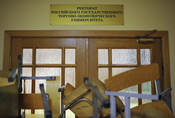 Баррикады из парт и стульев у двери в ректорат РГТЭУ в Москве
