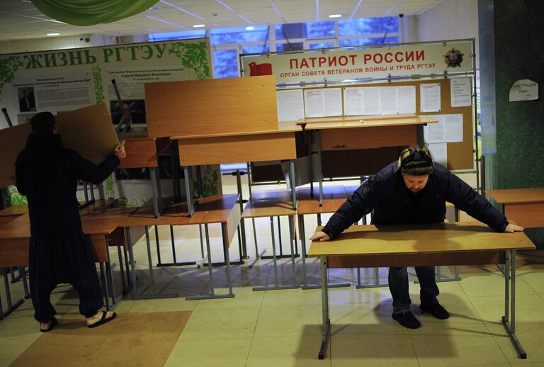 Разбор баррикад в фойе Российского государственного торгово-экономического университета в Москве Разбор баррикад в фойе Российского государственного торгово-экономического университета в Москве