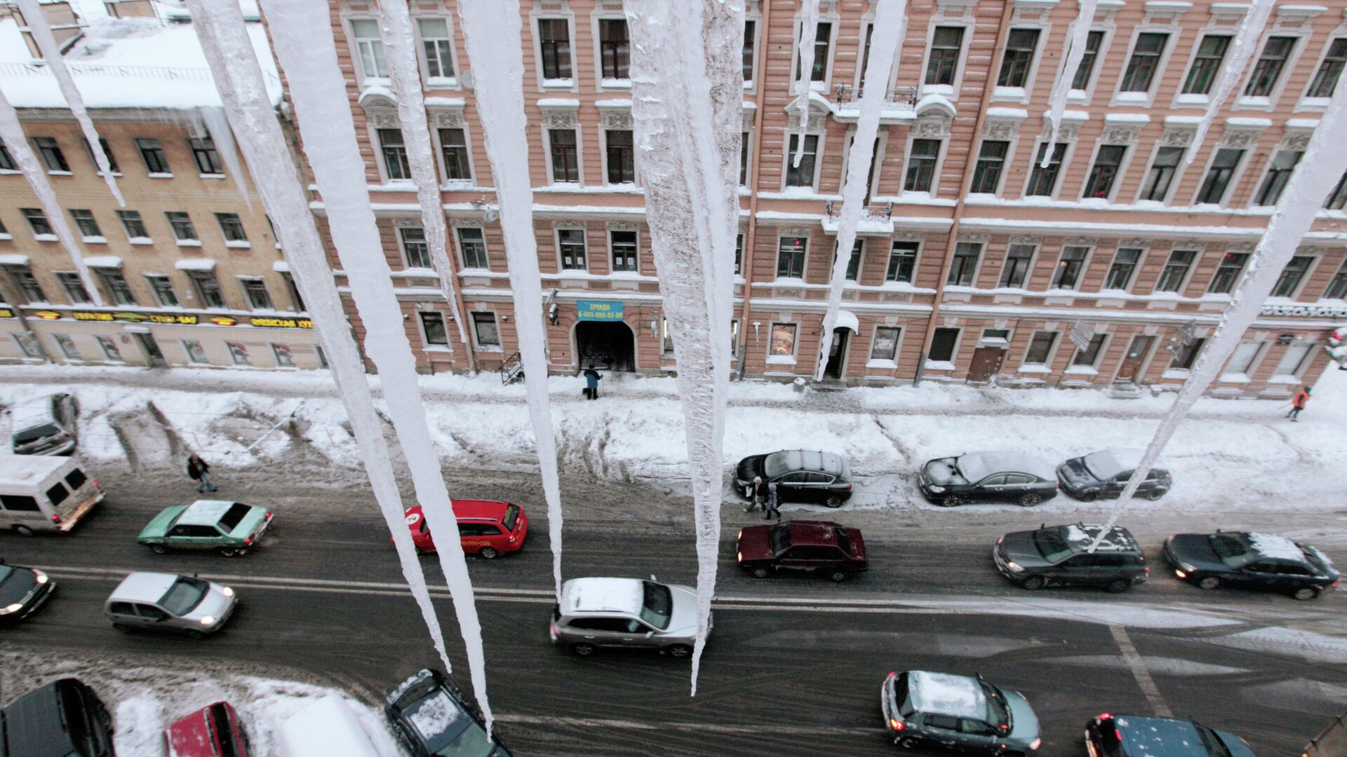 Гигантские сосульки на крышах Санкт-Петербурга - РИА Новости, 1920, 14.12.2021