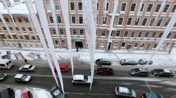 Гигантские сосульки на крышах Санкт-Петербурга. Архивное фото