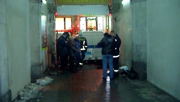 Женщина погибла из-за упавшей на нее сосульки в Санкт-Петербурге. Кадры с места ЧП   