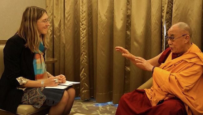 Далай-Лама дает интервью корреспонденту РИА Новости Ольге Липич