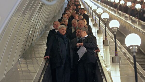 Губернатор Санкт-Петербурга Георгий Полтавченко (слева) на эскалаторе во время церемонии открытия станции метро Международная 