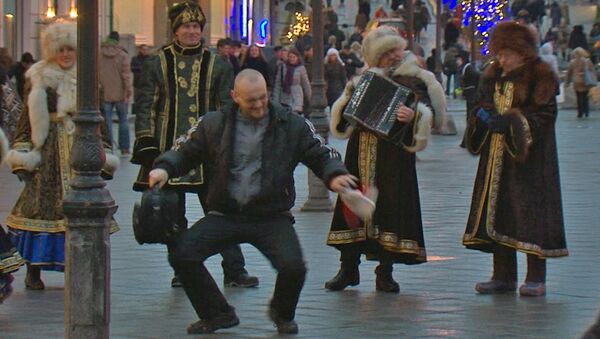Москвичи танцевали и покупали валенки на рождественской пешеходной зоне 