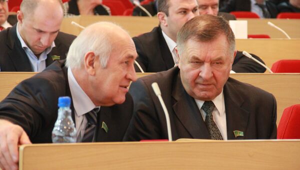 Лидер фракции Единая Россия в Адыгее Владимир Нарожный (справа)