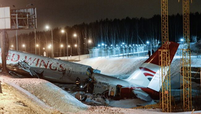 Самолет Ту-204 выехал за пределы ВПП во Внуково и загорелся