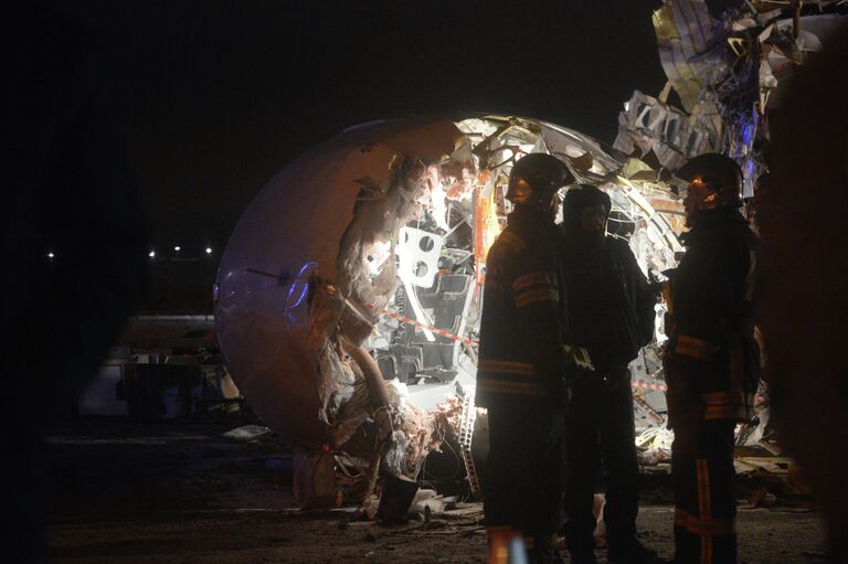 Самолет Ту-204 выехал за пределы ВПП во Внуково и загорелся