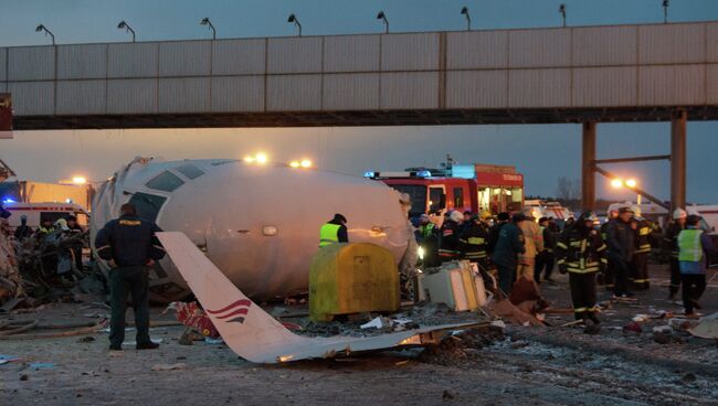 Самолет Ту-204 выехал за пределы ВПП во Внуково и загорелся