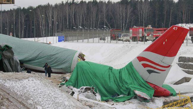 Последствия крушения самолета ТУ-204 в аэропорту Внуково