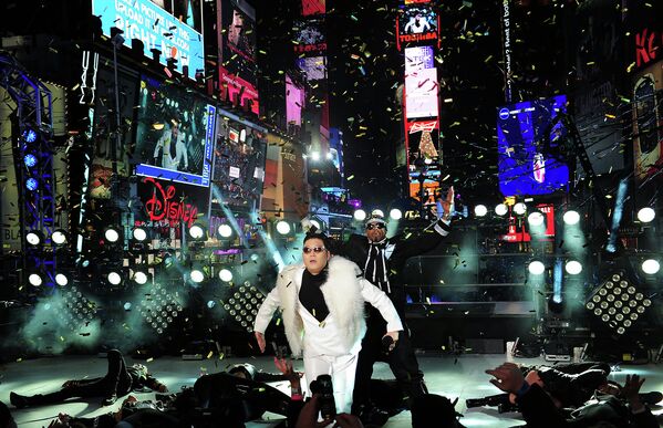 Рэпер Psy на праздничном коцерте в честь Нового года в Нью-Йорке, США
