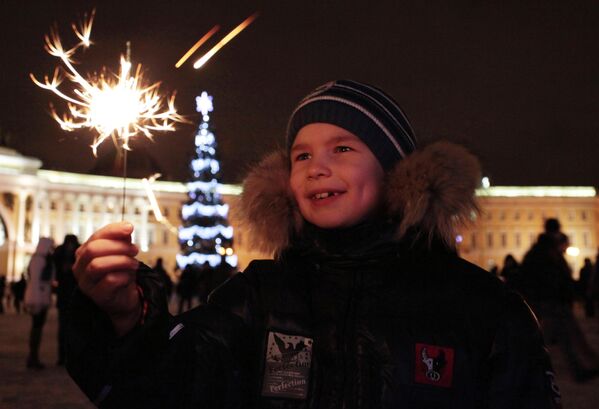 Жители Санкт-Петербурга встречают Новый год на Дворцовой площади