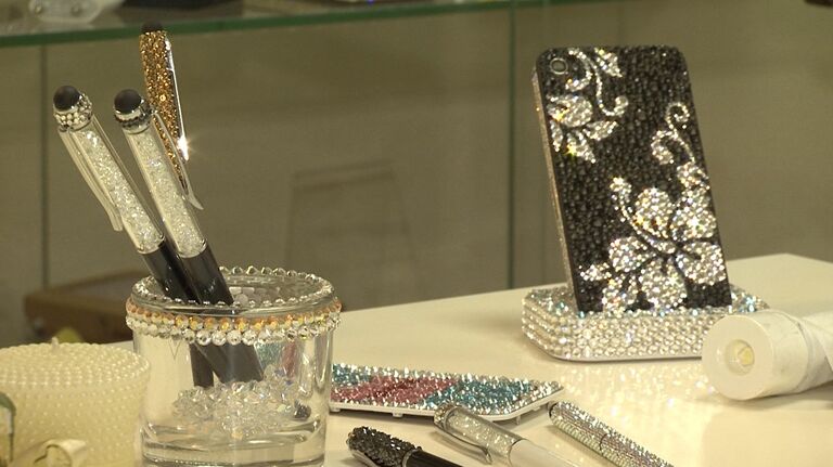 Снежки из фарфора и стилусы со стразами - необычные подарки к Новому году