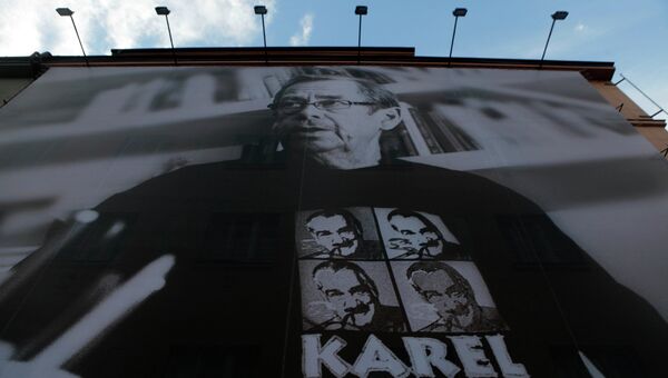 Покойный лидер Чехии с билборда агитирует на президентских выборах