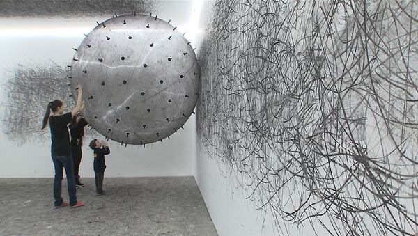 Москвичи рисуют огромным шаром на стенах и пробуют съедобный туман