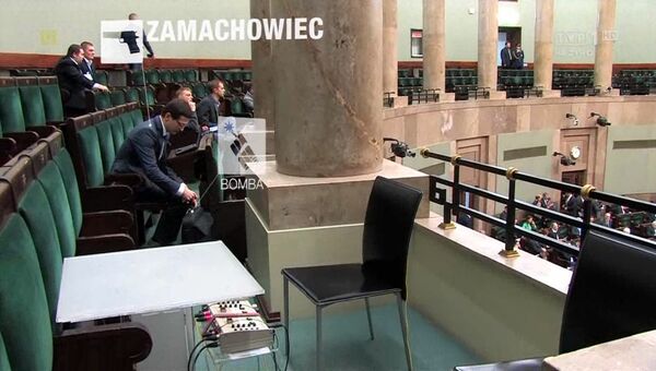 Журналисты пронесли взрывчатку в зал заседаний Сейма Польши в Варшаве