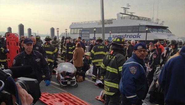 Спасатели работают на месте крушения пассажирского парома в Нью-Йорке