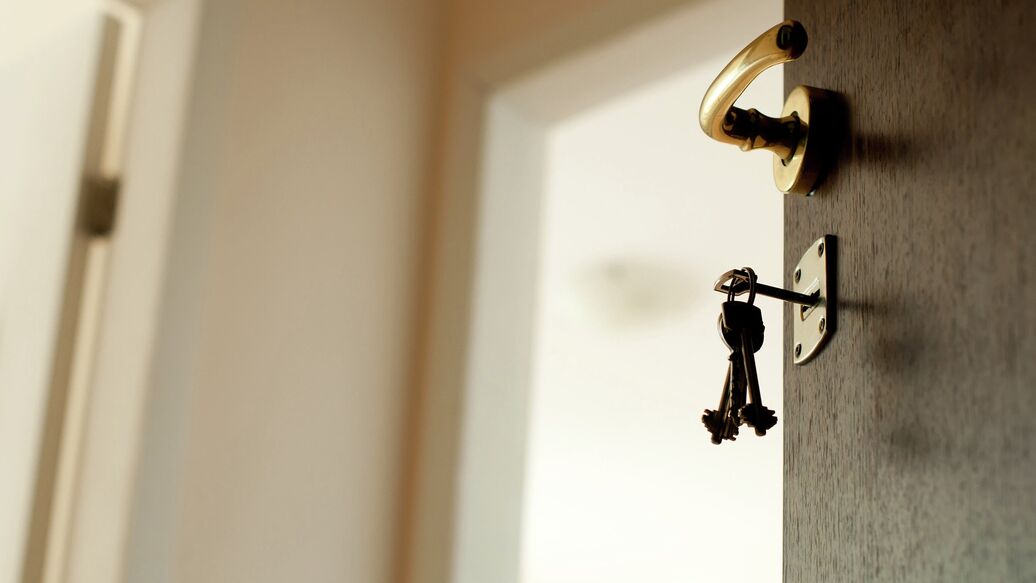 © Fotolia / Deyan Georgiev<br>Ключ в замочной скважине. Архивное фото