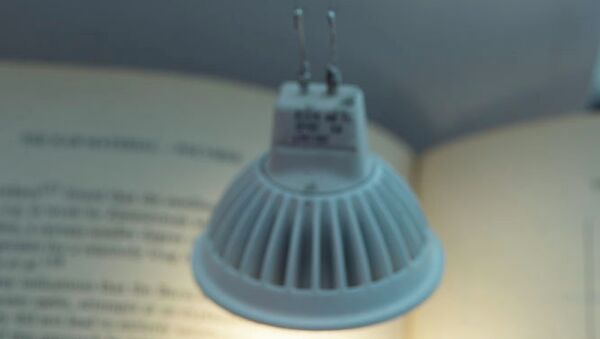 Лампа, подвешенная на электродах из углеродной «нитки»