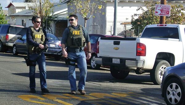 Офицеры ФБР близ школы в Калифорнии, где произошел инцидент со стрельбой